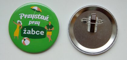przypinki z nadrukiem sklepów żabki